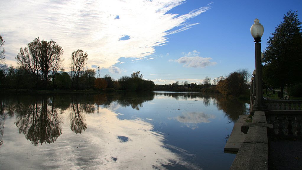 La rivière Yamaska à Saint-Hyacinthe en automne, ciel dégagé et arbres reflétés dans l'eau